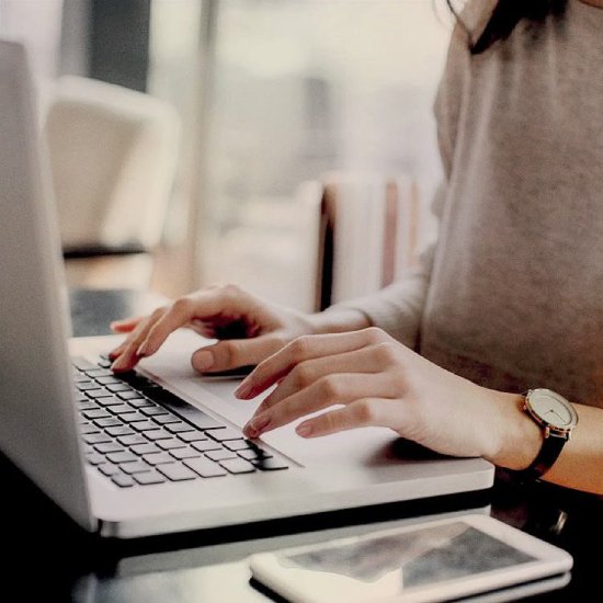 Mujer en computadora