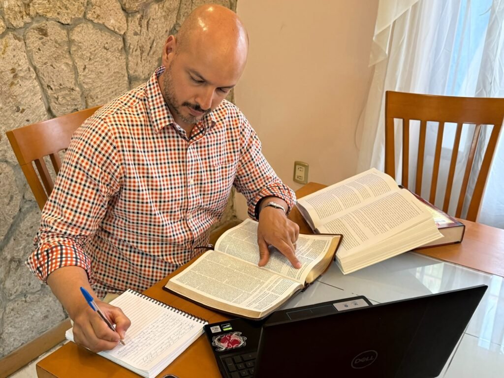 Hombre escribiendo en un escritorio