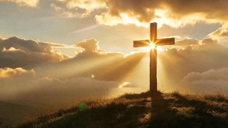 una cruz en un campo con el reflejo del sol