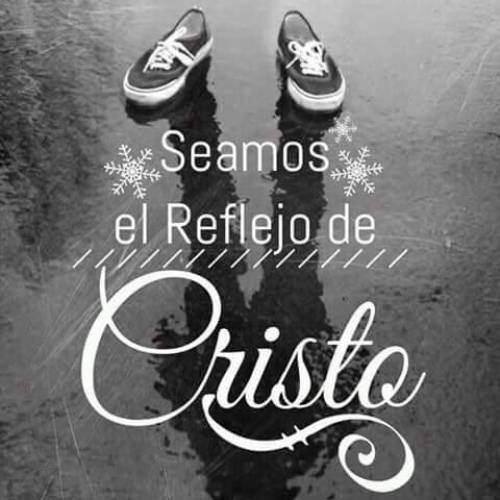 Unos tenis con el escrito de ser el reflejo de Cristo